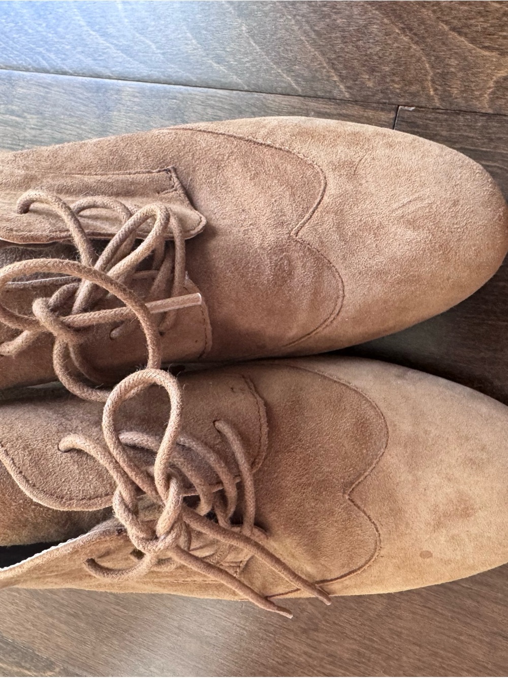 Women’s Tan Suede Lace-Up Oxfords